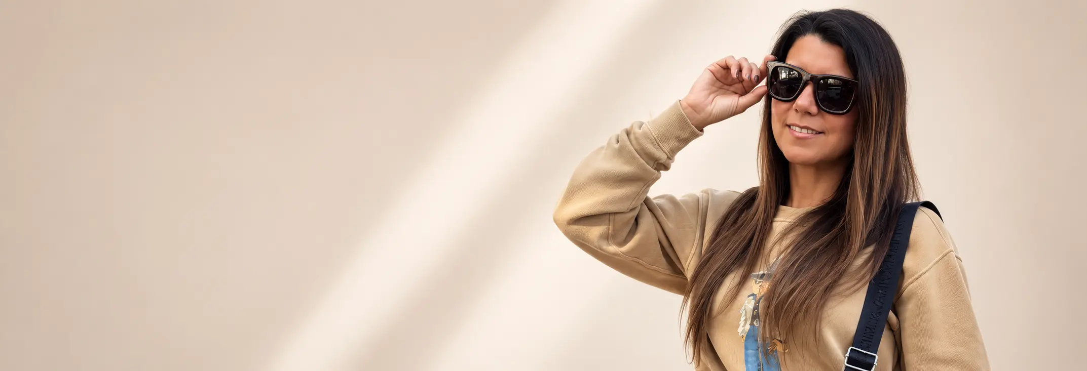 Modelo usando lentes de sol en slider editorial para tienda online