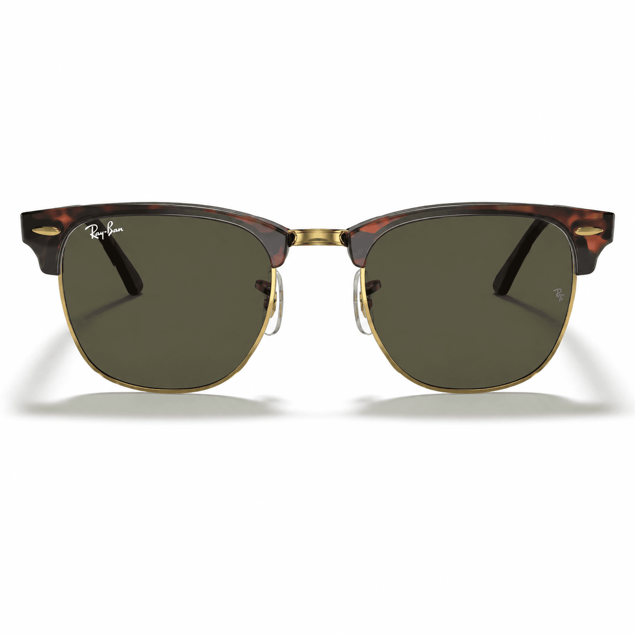Ray-Ban Clubmaster Classic RB3016 lentes de sol Lentes de sol Ray-Ban RB3016 W0366 Clubmaster Classic con montura estilo carey, detalles metálicos dorados y cristales oscuros sobre fondo blanco.