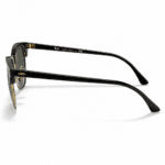 Vista lateral de Ray-Ban Clubmaster Classic RB3016 W0365 con varillas negras y bisagras doradas