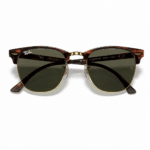 Lentes de sol Ray-Ban RB3016 W0366 51-21 Clubmaster Classic con montura estilo carey, detalles metálicos dorados y cristales verdes oscuros sobre fondo blanco.