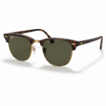 Lentes de sol Ray-Ban RB3016 W0366 51-21 Clubmaster Classic con montura estilo carey, detalles metálicos dorados y cristales verdes oscuros sobre fondo blanco vista perspectiva