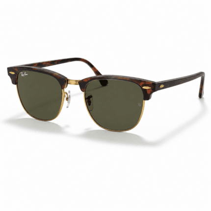 Lentes de sol Ray-Ban RB3016 W0366 51-21 Clubmaster Classic con montura estilo carey, detalles metálicos dorados y cristales verdes oscuros sobre fondo blanco vista perspectiva