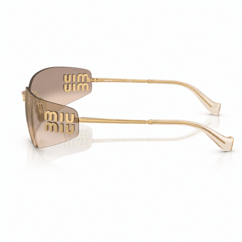 Lentes de sol Miu Miu sin marco en vista lateral, con varillas doradas, cristales rosados y logo Miu Miu metálico sobre fondo blanco.