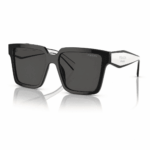 Lentes de sol Prada negros en vista principal, con montura cuadrada, cristales oscuros y patillas blancas con logo Prada Milano sobre fondo blanco.