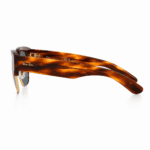 Lentes de sol Ray-Ban de metal dorado con lentes verdes, vista lateral sobre fondo blanco