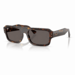 Vista en ángulo de lentes de sol Ray-Ban rectangulares con montura carey oscuro y lentes gris oscuro