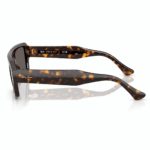 Vista lateral de lentes de sol Ray-Ban rectangulares con montura de acetato carey oscuro y varillas anchas