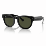 Lentes de sol Ray-Ban de montura negra brillante con lentes verde oscuro, vista en ángulo lateral