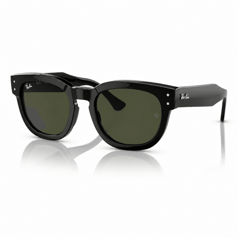 Lentes de sol Ray-Ban de montura negra brillante con lentes verde oscuro, vista en ángulo lateral