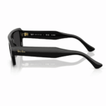Vista lateral de lentes de sol Ray-Ban polarizados con montura negra brillante, varillas anchas, logo Ray-Ban y bisagra metálica dorada sobre fondo blanco