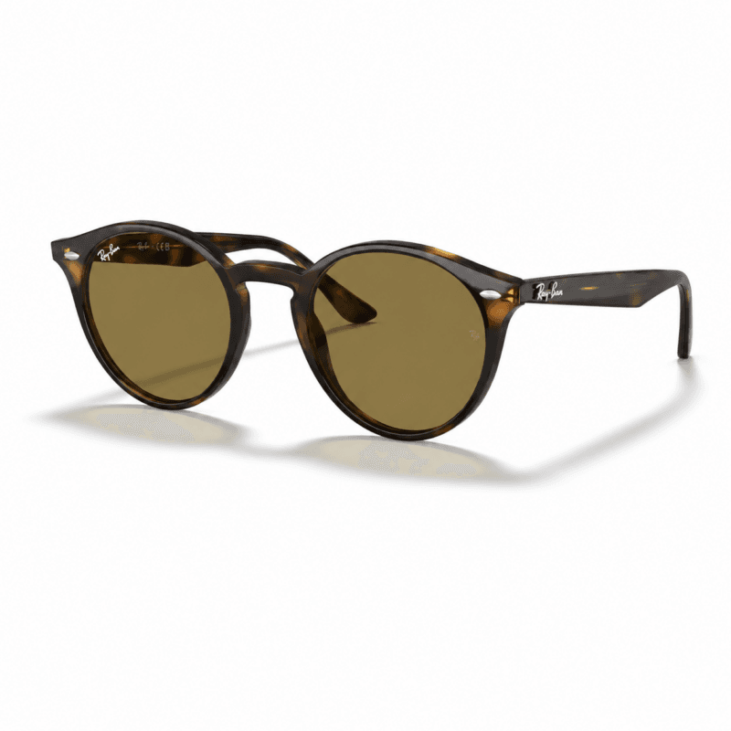 Lentes de sol Ray-Ban redondos con montura carey marrón y lentes marrones, vista en ángulo sobre fondo blanco