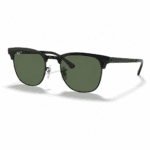 Lentes de sol Ray-Ban estilo Clubmaster con montura negra, lentes verdes, plaquetas nasales y varillas delgadas en vista angular.