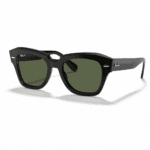 Ray-Ban RB2186 901/58 con diseño cuadrada, montura negra y lentes verde polarizado, vista angular sobre fondo blanco.
