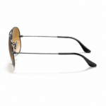 Lentes de sol Ray-Ban RB3025 004/51 con estructura metal y varillas de 135 mm, vista lateral sobre fondo blanco.