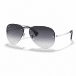 Ray-Ban RB3449 003/8G con diseño piloto, montura gris y lentes gris degradado, vista angular sobre fondo blanco.