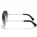 Ray-Ban RB3449 003/8G con varillas de 135 mm, montura gris y lentes gris degradado, vista lateral sobre fondo blanco.