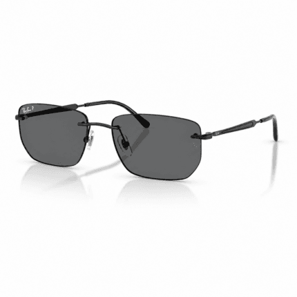 Ray-Ban RB3768 002/81 con diseño irregular, montura negra y lentes gris polarizado, vista angular sobre fondo blanco.