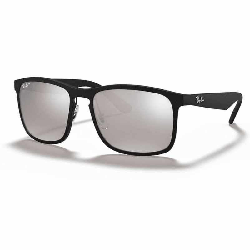 Ray-Ban RB4264 601S5J con diseño rectangular, montura negro mate y lentes gris polarizado espejado, vista angular sobre fondo blanco.