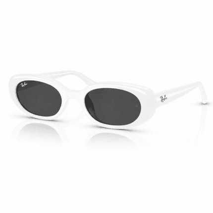 Ray-Ban RB4441D 6772/87 con diseño cuadrada, montura blancay lentes gris oscuro, vista angular sobre fondo blanco.
