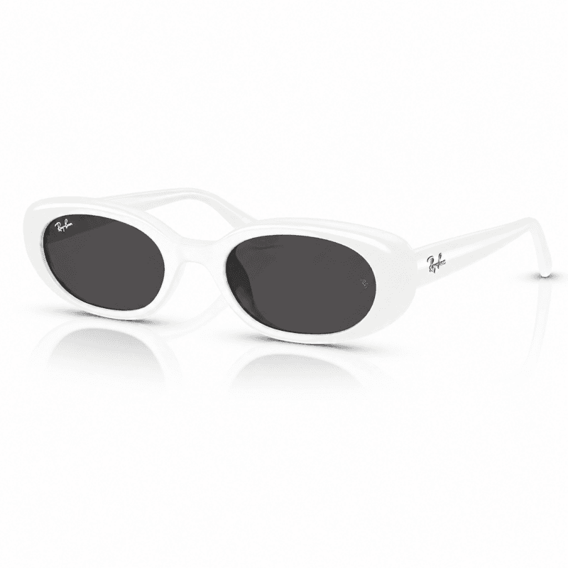 Ray-Ban RB4441D 6772/87 con diseño cuadrada, montura blancay lentes gris oscuro, vista angular sobre fondo blanco.