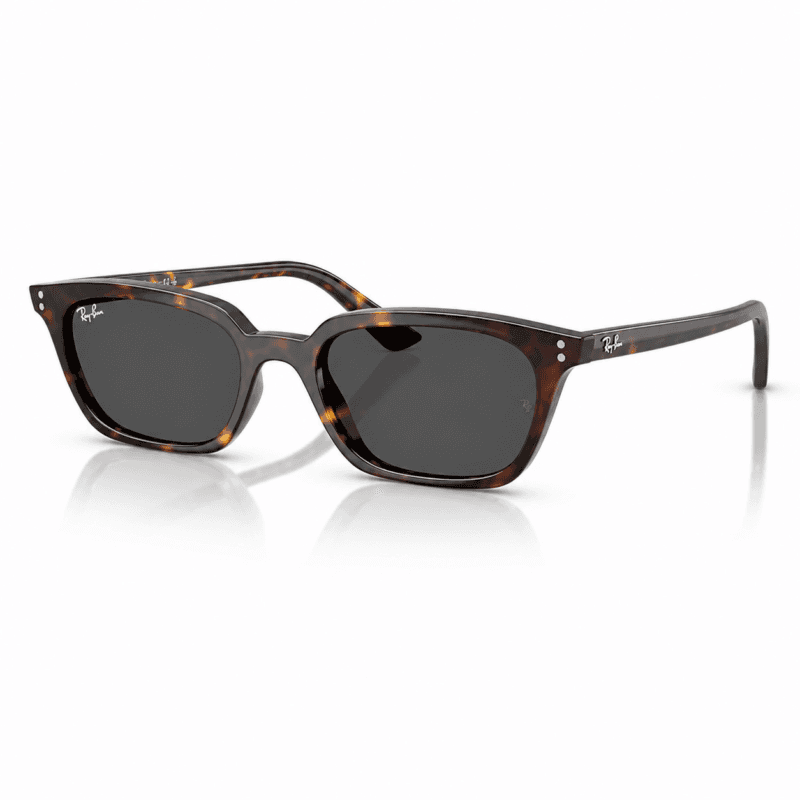 Ray-Ban RB4456 1359/87 lentes de sol con diseño irregular, montura havana / carey oscuro y cristales gris oscuro, vista angular sobre fondo blanco.