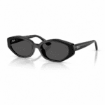 Ray-Ban RB4473D 6677/87 con diseño cuadrada, montura negra y lentes gris oscuro, vista angular sobre fondo blanco.