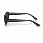 Ray-Ban RB4473D 6677/87 con varillas de 145 mm, montura negra y lentes gris oscuro, vista lateral sobre fondo blanco.