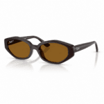 Ray-Ban RB4473D 714/83 con diseño cuadrada, montura marrón oscuro y lentes marrón polarizado, vista angular sobre fondo blanco.