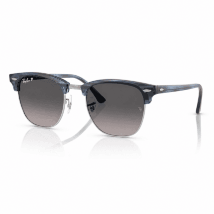 Lentes de sol Ray-Ban estilo clubmaster en azul gris translúcido con cristales grises degradados, vista angular de tres cuartos.