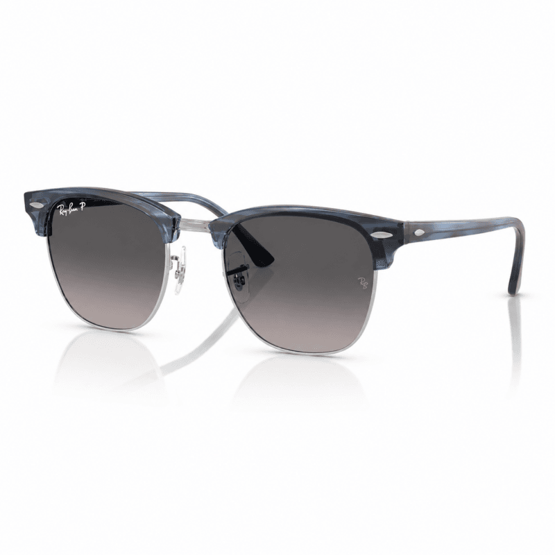 Lentes de sol Ray-Ban estilo clubmaster en azul gris translúcido con cristales grises degradados, vista angular de tres cuartos.