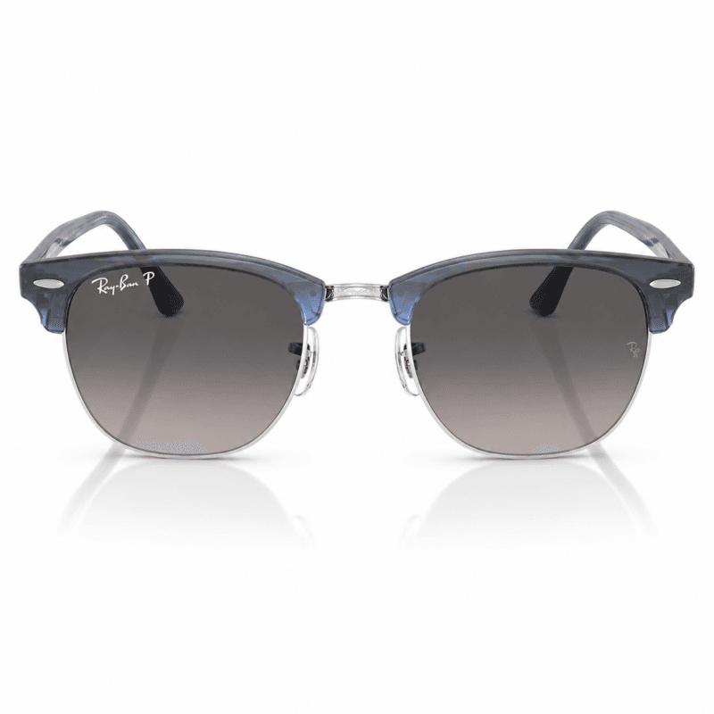 Lentes de sol Ray-Ban RB3016 1434/M3 estilo clubmaster en color azul gris translúcido con cristales grises degradados, vista frontal con patas abiertas hacia atrás.