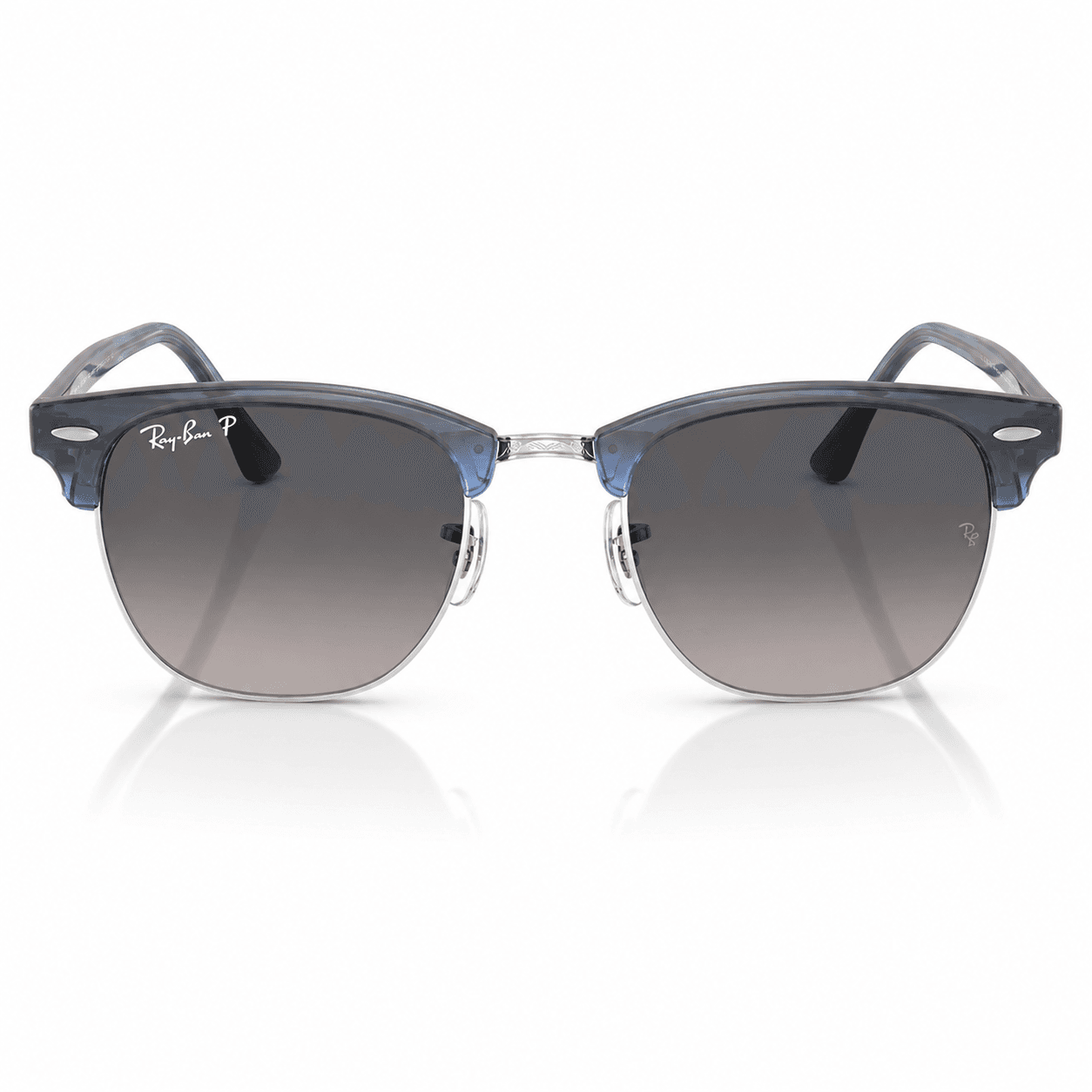 Lentes de sol Ray-Ban clubmaster azul gris translúcido vista frontal Lentes de sol Ray-Ban RB3016 1434/M3 estilo clubmaster en color azul gris translúcido con cristales grises degradados, vista frontal con patas abiertas hacia atrás.