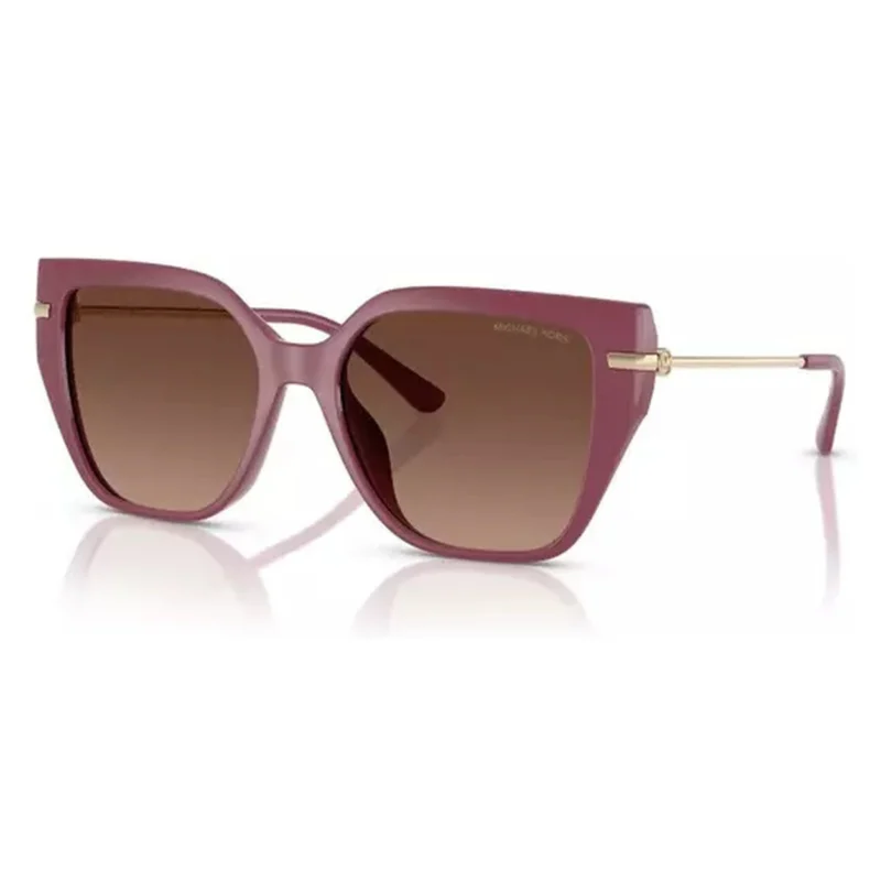 Michael Kors MK2231U 3256T5 con montura mulberry y lentes brown gradient polarized, vista diagonal sobre fondo blanco.
