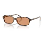 Michael Kors MK2288U 3930/7 Agra con montura carey y lentes marrón, vista diagonal sobre fondo blanco.