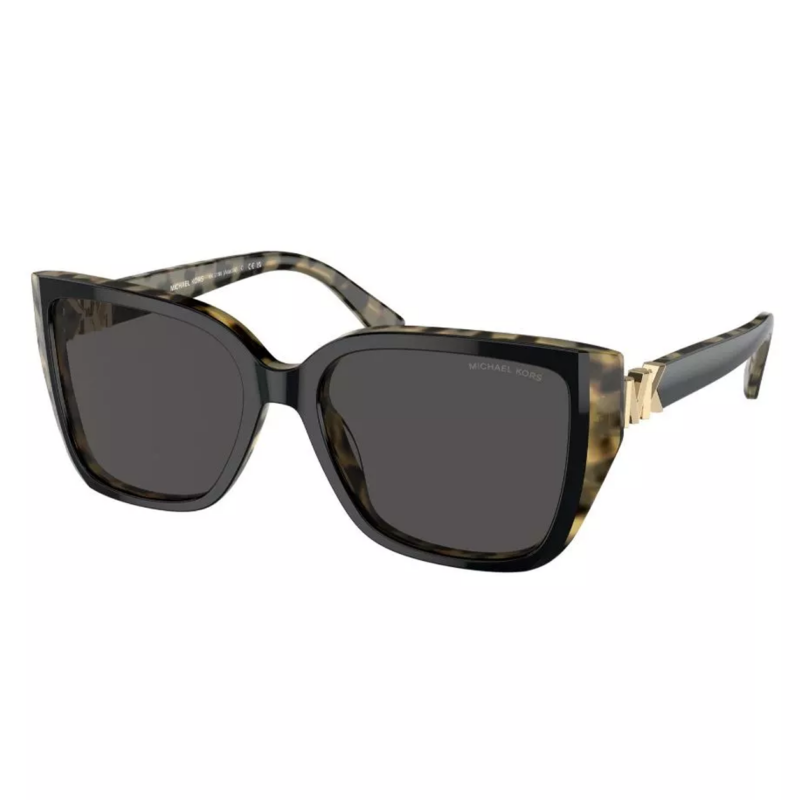Michael Kors MK2199 395087 con montura negra y carey ámbar y lentes gris oscuro, vista diagonal sobre fondo blanco.