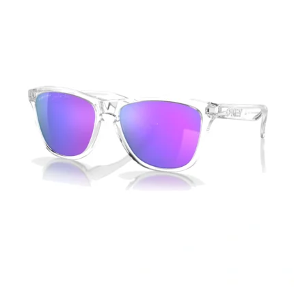 Oakley Frogskins OO9013-H755 con montura transparente brillante y lentes Prizm Violet, vista diagonal sobre fondo blanco.
