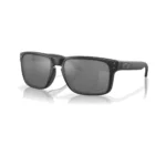 Oakley Holbrook OO9102-D655 con montura negro mate y lentes Prizm Black Polarized, vista diagonal sobre fondo blanco.