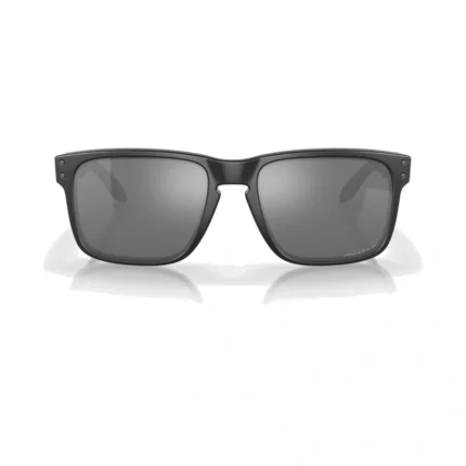 Oakley Holbrook OO9102-D655 con montura negro mate y lentes Prizm Black Polarized, vista frontal sobre fondo blanco.