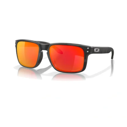 Oakley Holbrook Black Camo Collection OO9102-E955 con montura Black Camo y lentes Prizm Ruby, vista diagonal sobre fondo blanco.