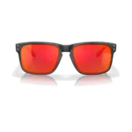 Oakley Holbrook Black Camo Collection OO9102-E955 con montura Black Camo y lentes Prizm Ruby, vista frontal sobre fondo blanco.