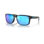 Oakley Holbrook OO9102-F555 con montura negro brillante y lentes Prizm Sapphire, vista diagonal sobre fondo blanco.