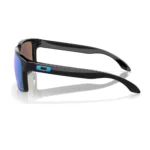 Oakley Holbrook OO9102-F555 con montura negro brillante y lentes Prizm Sapphire, vista lateral sobre fondo blanco.