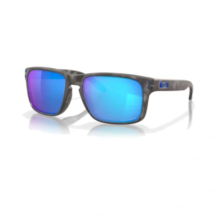Oakley Holbrook OO9102-G755 con montura negro mate con carey y lentes Prizm Sapphire Polarized, vista diagonal sobre fondo blanco.