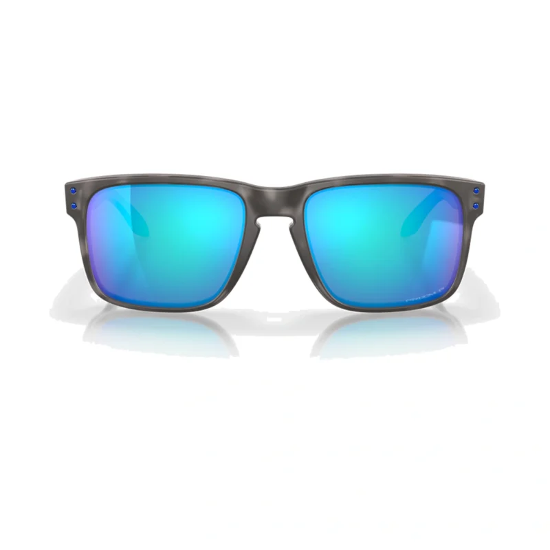 Oakley Holbrook OO9102-G755 con montura negro mate con carey y lentes Prizm Sapphire Polarized, vista frontal sobre fondo blanco.