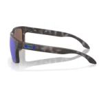 Oakley Holbrook OO9102-G755 con montura negro mate con carey y lentes Prizm Sapphire Polarized, vista lateral sobre fondo blanco.
