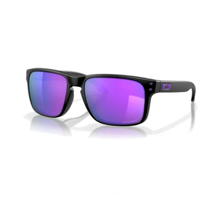 Oakley Holbrook OO9102-K655 con montura negro mate y lentes Prizm Violet, vista diagonal sobre fondo blanco.