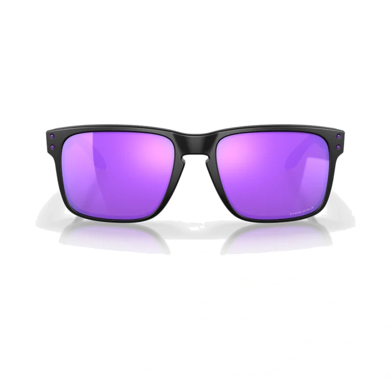 Oakley Holbrook OO9102-K655 con montura negro mate y lentes Prizm Violet, vista frontal sobre fondo blanco.