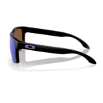 Oakley Holbrook OO9102-K655 con montura negro mate y lentes Prizm Violet, vista lateral sobre fondo blanco.