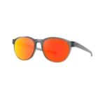 Oakley Reedmace OO9126-0454 con montura Matte Grey Smoke y lentes Prizm Ruby Polarized, vista diagonal sobre fondo blanco.