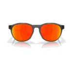 Oakley Reedmace OO9126-0454 con montura Matte Grey Smoke y lentes Prizm Ruby Polarized, vista frontal sobre fondo blanco.